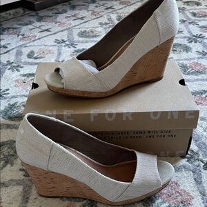 NWB TOMS Women's Beige Wedge Sandals